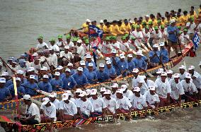 Rowing boat race held in Phnom Penh